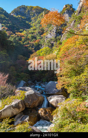 Kakuenbou Rock, une augmentation massive de rocky mountain. Symbole de Mitake Shosenkyo Gorge. Une des attractions touristiques populaires. Feuillage d'automne en vue de paysages ensoleillés. Banque D'Images