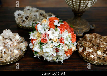 Mariage bouquet de roses et de délicieux bonbons de mariage on wooden table Banque D'Images