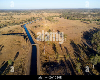 Le canal d'irrigation ouvert qui alimente les canaux d'irrigation autour de la région de Gin Gin depuis le lac Monduran Queensland Australie Banque D'Images