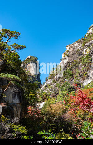 Kakuenbou Rock, une augmentation massive de rocky mountain. Symbole de Mitake Shosenkyo Gorge. Une des attractions touristiques populaires. Feuillage d'automne en vue de paysages ensoleillés. Banque D'Images