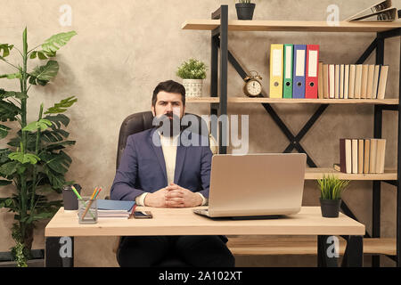L'entraîneur d'affaires. Death brutal businessman in office. Homme mature avec barbe. hipster barbu utilisent l'ordinateur. Patron des hommes de travailler. L'entreprise agile. Mon entreprise ma fierté. affaire sérieuse l'homme est fier de lui. Banque D'Images