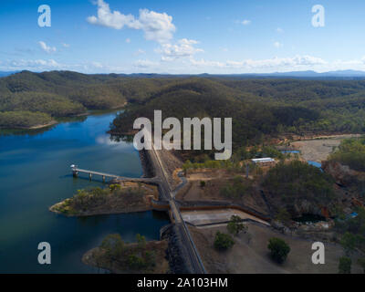 Vue aérienne de Monduran Le lac créé par le barrage sur la Fred Haigh Pandrup River a été construit pour fournir de l'eau d'irrigation mais maintenant une destination de pêche préféré Banque D'Images