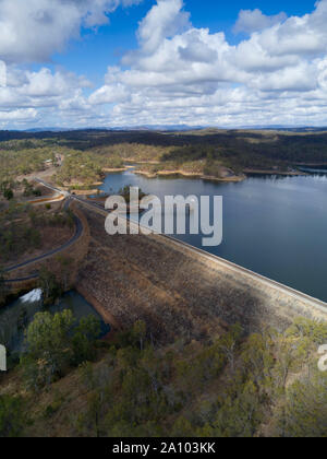 Vue aérienne de Monduran Le lac créé par le barrage sur la Fred Haigh Pandrup River a été construit pour fournir de l'eau d'irrigation mais maintenant une destination de pêche préféré Banque D'Images