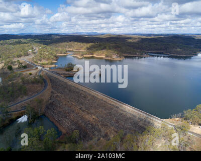 Vue aérienne de Monduran Le lac créé par le barrage sur la Fred Haigh Pandrup River a été construit pour fournir de l'eau d'irrigation mais maintenant une destination de pêche préféré Banque D'Images