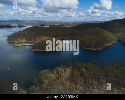 Vue aérienne de Monduran Le lac créé par le barrage sur la Fred Haigh Pandrup River a été construit pour fournir de l'eau d'irrigation mais maintenant une destination de pêche préféré Banque D'Images