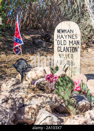 La tombe de Newman Haynes, 'vieil homme' Clanton, tué en août 1881, à la pierre tombale Boothill Graveyard à Tombstone, en Arizona. Banque D'Images