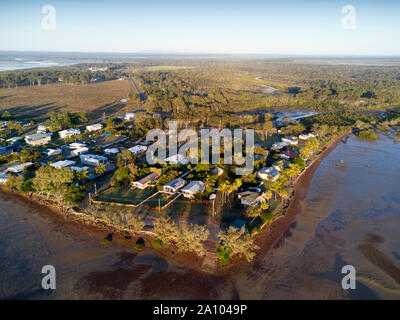 Antenne tôt le matin du village côtier de Boonooroo sur les rives de la grande plage de sable en face du détroit de Fraser Island Queensland Australie Banque D'Images