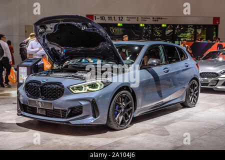 Francfort, Allemagne - Sept 2019 : gris bleu BMW 1 1er hatchback, IAA International Motor Show Salon International de l'auto. Banque D'Images