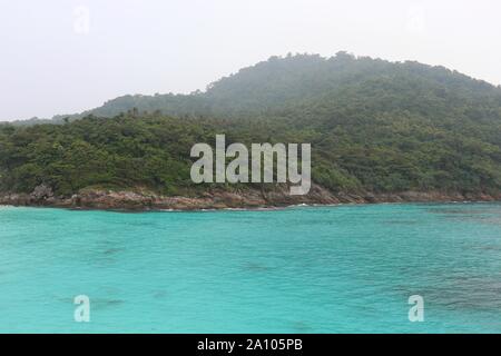 Île tropicale, vue de la mer d'azur et vert montagne couverte de forêt tropicale dans le brouillard. Paysage pittoresque paradise Banque D'Images