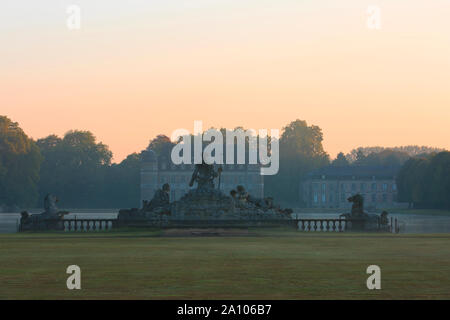 Le 14e siècle Chateau de Beloeil, résidence du Prince de Ligne, sur un beau matin d'été brumeux à Beloeil (Hainaut), Belgique Banque D'Images