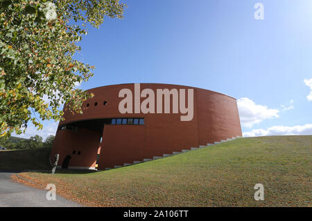 18 septembre 2019, la Bavière, Königsberg In Bayern : La société bâtiment conçu par l'architecte suisse Mario Botta, Benkert Bänke. L'entreprise de Basse-franconie fabrique des bancs et les expédie dans le monde entier - de Los Angeles à Hong Kong. Photo : Karl-Josef Opim/dpa Banque D'Images