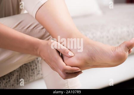 Concept de la santé. Femme en massant son pied douloureux. Banque D'Images