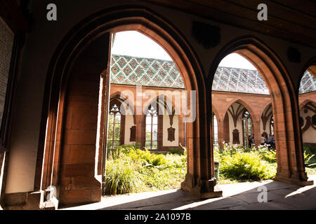 Le jardin de la cour cloître à l'extérieur de la chapelle Saint-Nicolas à Basel Minster (cathédrale) dans le centre de la vieille ville de Bâle, en Suisse. Banque D'Images