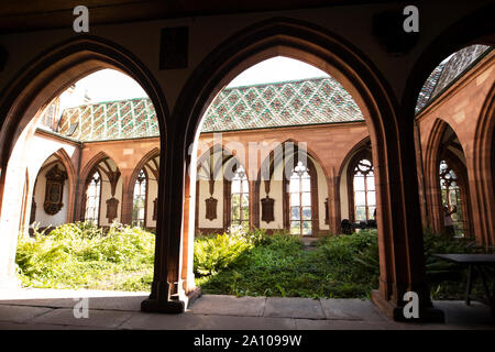 Le jardin de la cour cloître à l'extérieur de la chapelle Saint-Nicolas à Basel Minster (cathédrale) dans le centre de la vieille ville de Bâle, en Suisse. Banque D'Images