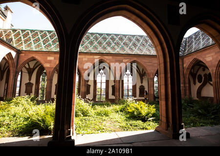 Le jardin de la cour cloître à l'extérieur de la chapelle Saint-Nicolas à Basel Minster (cathédrale) dans le centre de la vieille ville de Bâle, en Suisse. Banque D'Images