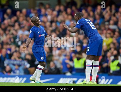 Londres, Royaume-Uni. Sep 23, 2019. La Chelsea N'Golo Kante (L) célèbre avec coéquipier Kurt Zouma après avoir marqué un but lors de la Premier League anglaise match entre Chelsea et Liverpool à Stamford Bridge à Londres, Angleterre le 22 septembre, 2019. Source : Xinhua/Alamy Live News Banque D'Images