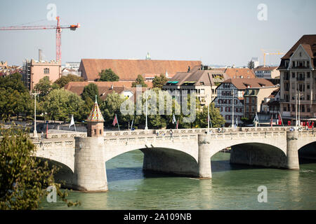 Le pont du milieu (Mittlere Brücke) au-dessus du Rhin dans le centre de la ville de Bâle, Suisse. Banque D'Images