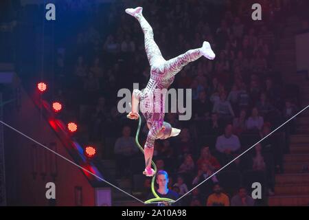 Minsk, Belarus. 22 Sep, 2019. Acrobat Chinois Li Wei en prestation au 2ème Festival Des Arts Du Cirque International de Minsk à Minsk, Bélarus, du 22 septembre 2019. Le festival fermé le dimanche à Minsk. Credit : Zhinkov Henadz/Xinhua/Alamy Live News Banque D'Images