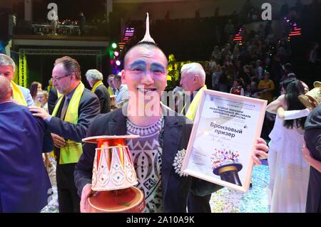 Minsk, Belarus. 22 Sep, 2019. Acrobat Chinois Li Wei pose avec son prix bronze lors du 2e Festival Des Arts Du Cirque International de Minsk à Minsk, Bélarus, du 22 septembre 2019. Le festival fermé le dimanche à Minsk. Credit : Zhinkov Henadz/Xinhua/Alamy Live News Banque D'Images