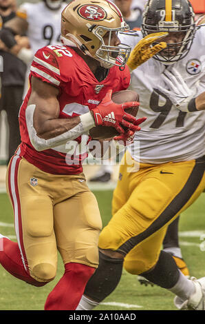 Santa Clara, Californie, États-Unis. 22 Sep, 2019. San Francisco 49ers d'utiliser de nouveau Matt Breida (22) le dimanche, Septembre 22, 2019, au stade de Lévis à Santa Clara, en Californie. Les 49ers défait les Steelers 24-20. Crédit : Al Golub/ZUMA/Alamy Fil Live News Banque D'Images