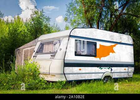 Une voiture remorque, d'une autocaravane, peint dans le drapeau national de Chypre est stationné dans une zone montagneuse. Le concept du transport routier, le commerce, l'exportation et Banque D'Images