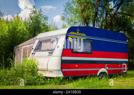 Une voiture remorque, d'une autocaravane, peint dans le drapeau national du Liechtenstein est stationné dans une zone montagneuse. Le concept du transport routier, du commerce, de l'expo Banque D'Images