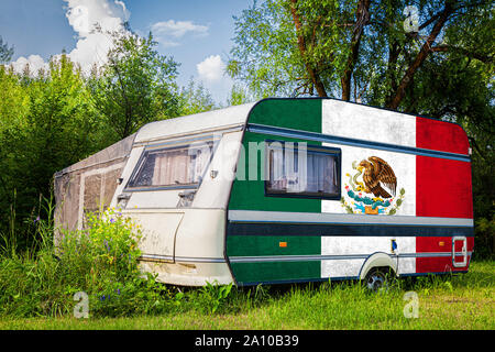 Une voiture remorque, d'une autocaravane, peint dans le drapeau national du Mexique est stationné dans une zone montagneuse. Le concept du transport routier, le commerce, l'exportation et Banque D'Images