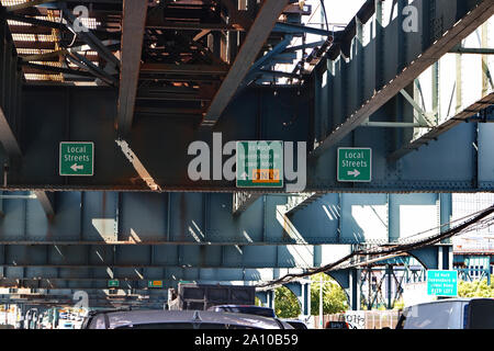 New York, NY, USA. Aug 2015. Les signes, les taxis jaunes, attractions, trafic, et obtenir juste autour de l'expérience de la Grande Pomme. Banque D'Images