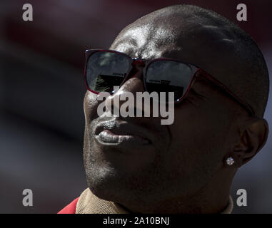 Temple de la renommée NFL Terrell Owens attend d'être intronisé dans le San Francisco 49ers Hall of Fame à la mi-temps des 49ers-Pittsburgh Steelers jeu à Levi's Stadium à Santa Clara, Californie le dimanche, 22 Septembre, 2019. Les 49ers défait les Steelers 24-20. Photo par Terry Schmitt/UPI Banque D'Images