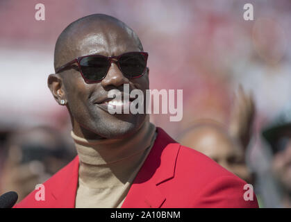 Temple de la renommée NFL Terrell Owens attend d'être intronisé dans le San Francisco 49ers Hall of Fame à la mi-temps des 49ers-Pittsburgh Steelers jeu à Levi's Stadium à Santa Clara, Californie le dimanche, 22 Septembre, 2019. Les 49ers défait les Steelers 24-20. Photo par Terry Schmitt/UPI Banque D'Images