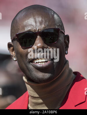 Temple de la renommée NFL Terrell Owens attend d'être intronisé dans le San Francisco 49ers Hall of Fame à la mi-temps des 49ers-Pittsburgh Steelers jeu à Levi's Stadium à Santa Clara, Californie le dimanche, 22 Septembre, 2019. Les 49ers défait les Steelers 24-20. Photo par Terry Schmitt/UPI Banque D'Images