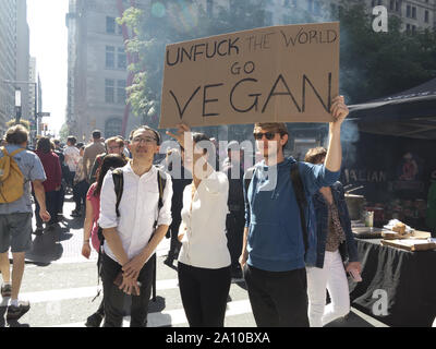 New York, États-Unis. 20th septembre 2019, grève climatique. Les jeunes adultes ont un signe qui exhorte à aller à Vega pour sauver le monde. Banque D'Images