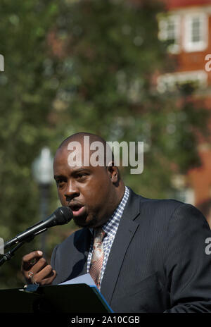 Boston, Massachusetts, USA. 22 Septembre, 2019. 10e édition de la Journée internationale de la paix des Nations Unies et l'action pour le climat sur le Boston Common. Environ 100 personnes se sont réunies sur le Boston Common en dessous de la Massachusetts State House, dans le centre de Boston, MA. La photo montre le Révérend Vernon K. Walker au cours d'événement. Banque D'Images