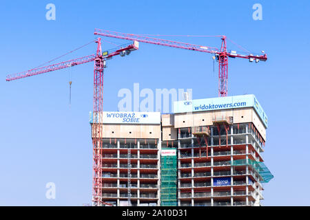 La construction de deux gratte-ciel dans le centre de Varsovie : Varsovie, Pologne - 27 août 2019 Banque D'Images