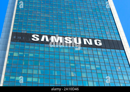 Immeuble de grande hauteur dans le centre de Varsovie avec le Samsung marque : Varsovie, Pologne - 29 août 2019 Banque D'Images