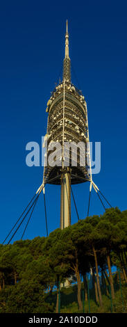 La Tour de Collserola est le point le plus élevé autour de Barcelone. Vue de la tour d'un point de vue sur le Tibidabo Banque D'Images