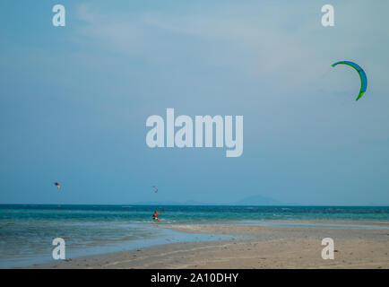 Les touristes profiter Kitesurfer surf dans la mer. Banque D'Images