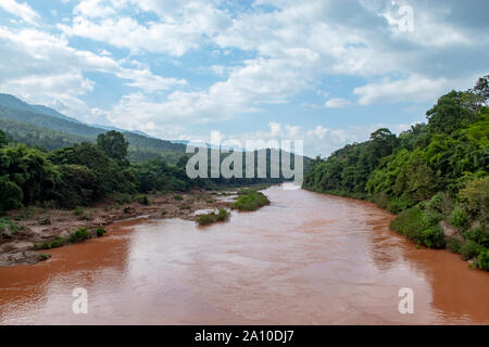 La rivière Rouge avec de la forte pluie qui s'écoule des montagnes. Banque D'Images