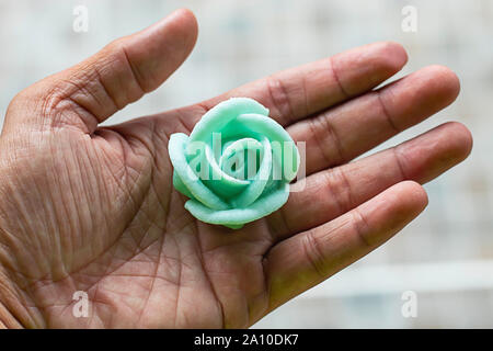 La main tenant la fleur dessert thaïlandais ou vert Aalaw candy. Banque D'Images