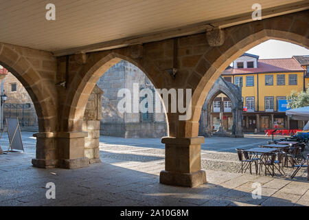 Arches sur Largo da Oliveira Guimarães Portugal Banque D'Images