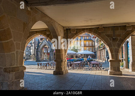 Arches sur Largo da Oliveira Guimarães Portugal Banque D'Images