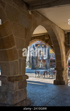 Arches sur Largo da Oliveira Guimarães Portugal Banque D'Images