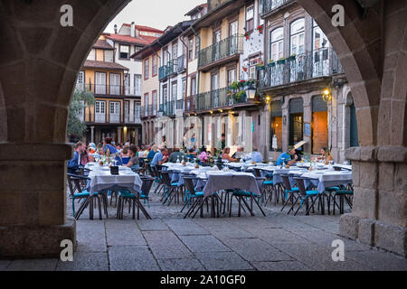 Arches sur Largo da Oliveira Guimarães Portugal Banque D'Images