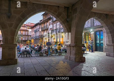 Arches sur Largo da Oliveira Guimarães Portugal Banque D'Images