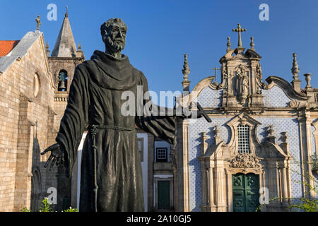 Statue de l'église São Francisco et Guimarães Portugal Banque D'Images