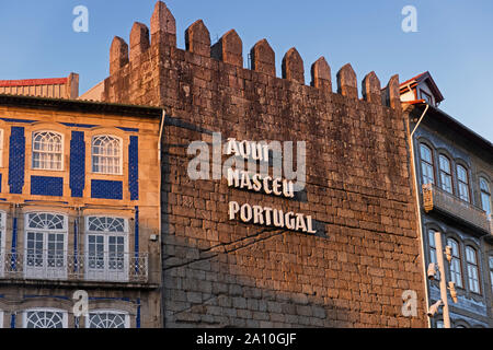 'Aqui nasceu Portugal' - 'Le Portugal est né ici" mur de ville Guimarães Portugal Banque D'Images