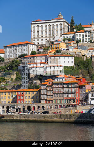 Palais des évêques et Ribeira voir Porto Portugal Banque D'Images