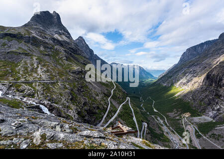 Trollstigen, Andalsnes, la Norvège. Cascade Stigfossen près de la célèbre Montagne Route Trollstigen. Banque D'Images