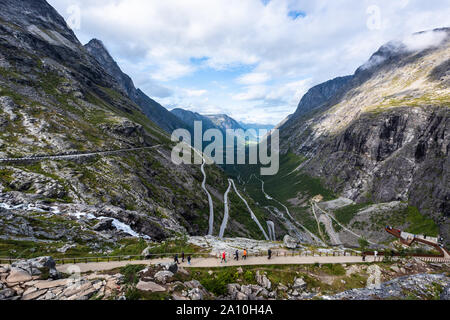 Trollstigen, Andalsnes, la Norvège. Cascade Stigfossen près de la célèbre Montagne Route Trollstigen. Banque D'Images