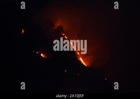 Cachemire, Inde. 22 Sep, 2019. Le feu et la fumée s'élève pendant un incendie de forêt dans la région de Srinagar, au Cachemire.Un important incendie a ravagé les Zabarwan hills ici le dimanche soir. Dit que les rapports d'incendie dans la zone forestière et l'on pouvait apercevoir les flammes de Gupkar, la zone de haute sécurité où les résidences officielles de la plupart des politiciens traditionnels sont situés. Credit : SOPA/Alamy Images Limited Live News Banque D'Images